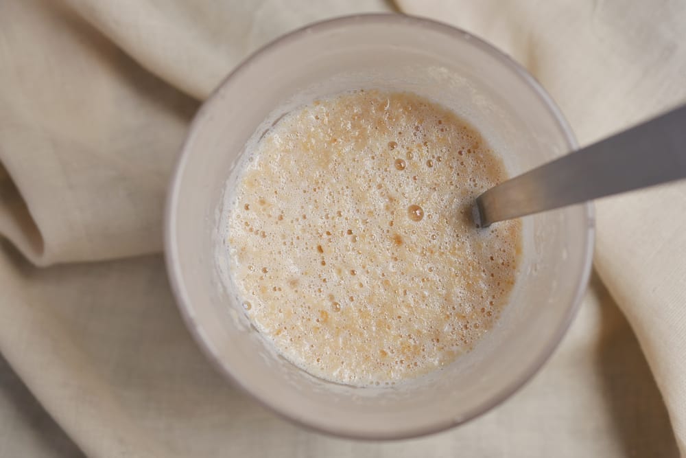 bebida de levadura en vaso