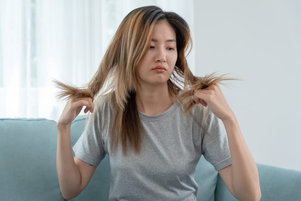 mujer descontenta con el estado de su cabello